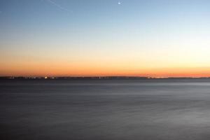 Sonnenuntergang am Horizont über dem Atlantik. foto