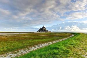 schöne mont saint-michel-kathedrale auf der insel, normandie, nordfrankreich, europa. foto