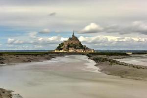 schöne mont saint-michel-kathedrale auf der insel, normandie, nordfrankreich, europa. foto