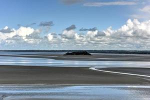 Wasser rund um die Kathedrale Mont Saint-Michel auf der Insel, Normandie, Nordfrankreich, Europa. foto