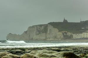 spektakuläre natürliche klippen aval von etretat und wunderschöne berühmte küste an einem bewölkten tag in der normandie, frankreich, europa. foto