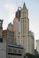Blick auf die Wolkenkratzer von Lower Manhattan, darunter das Woolworth-Gebäude und das im Bau befindliche World Trade Center. foto