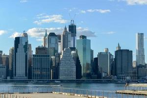 blick auf die skyline von manhattan von brooklyn, new york. foto