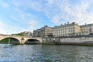 die pont royal ist eine brücke über die seine in paris, frankreich. sie ist nach der pont neuf und der pont marie die drittälteste brücke in paris. foto