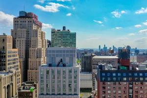 New York City - 8. Mai 2019 - Panoramablick auf Midtown Manhattan und das New Yorker Hotel in New York City während des Tages. foto