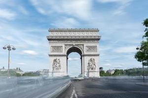 der arc de triomphe de l'etoile ist eines der berühmtesten monumente in paris und steht am westlichen ende der champs-elysees im zentrum des place charles de gaulle. foto