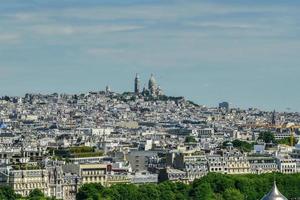 luftpanoramablick auf montmartre in paris, frankreich im sommer. foto