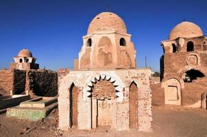 fatimidischer friedhof - assuan, ägypten foto