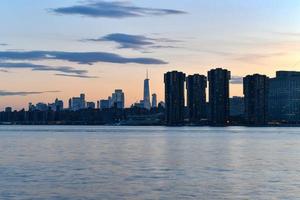 new york city - 7. april 2021 - blick auf midtown manhattan bei sonnenuntergang von long island city, queens, new york city. foto