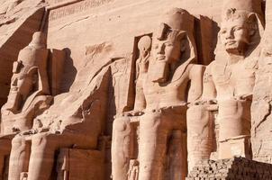 abu simbel an der grenze zwischen ägypten und sudan foto