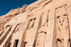 abu simbel an der grenze zwischen ägypten und sudan foto