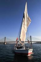 felucca segeln - assuanbrücke, ägypten foto