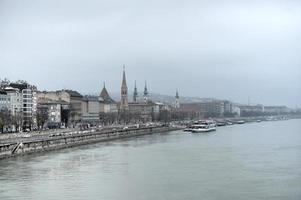 Blick auf Budapest entlang der Donau foto