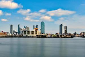 New York City - 13. April 2019 - Blick auf die Midtown East in Manhattan von Roosevelt Island in New York City. foto