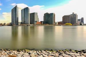 New York City - 13. April 2019 - Blick auf die Midtown East in Manhattan von Roosevelt Island in New York City. foto