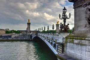 die pont alexandre iii ist eine deckbogenbrücke, die die seine in paris überspannt. es verbindet das champs-elysees-viertel mit denen der invalides und des eiffelturms. foto