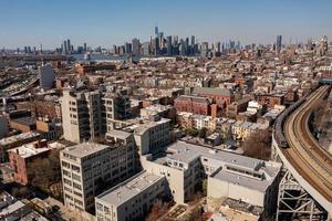 brooklyn, new york - 8. apr 2021 - blick auf die skyline von manhattan aus dem gowanus-viertel von brooklyn, new york. foto