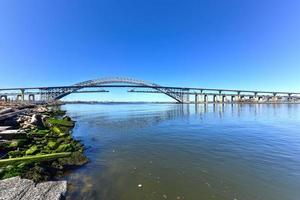 die Bayonne-Brücke von Staten Island, New York. die bayonne bridge ist die fünftlängste stahlbogenbrücke der welt, überspannt den kill van kull und verbindet bayonne, nj mit staten island, ny. foto