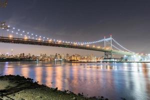 Robert f. Kennedy Bridge bei Nacht, in Astoria, Queens, New York foto