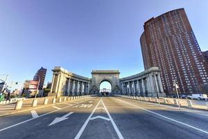 manhattan bridge arch und kolonnadeneingang in new york, usa foto