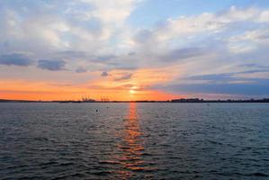 Blick über den Hafen von New York bei Sonnenuntergang. foto