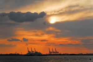 Blick über den Hafen von New York bei Sonnenuntergang. foto