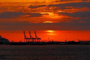 Blick über den Hafen von New York bei Sonnenuntergang. foto