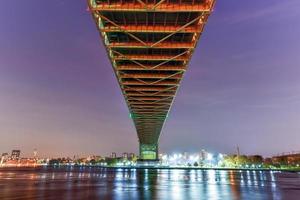 Robert f. Kennedy Bridge bei Nacht, in Astoria, Queens, New York foto