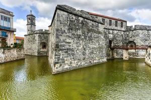 Blick entlang des Wassergrabens des Castillo de la Real Fuerza in Havanna, Kuba. Mitte des 16. Jahrhunderts erbaut, war das Fort das Hauptquartier der spanischen Generalkapitäne. foto