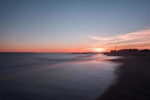 Sonnenuntergang am Strand von Coney Island in Brooklyn, New York. foto