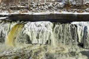 Hog's Back Falls am Rideau River im Hog's Back Park in Ottawa, Ontario, Kanada, im Winter zugefroren. foto