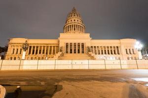 nationales hauptstadtgebäude in der abenddämmerung in havanna, kuba. foto