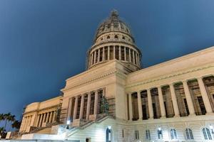 nationales hauptstadtgebäude in der abenddämmerung in havanna, kuba. foto