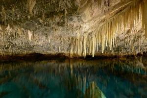 Kristallhöhle auf Bermuda. unterirdische höhle in der gemeinde hamilton, in der nähe des schlosshafens. foto
