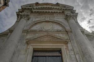 die kirche san geremia am canal grande in venedig. foto