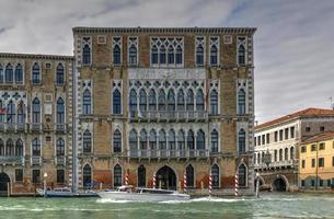 ca' foscari palast, historischer sitz der universität von venedig am canal grande in venedig, italien foto