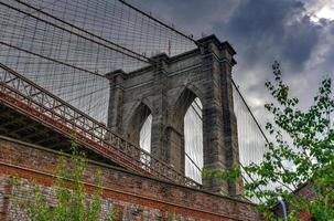 gotische Bögen der Brooklyn Bridge vom Brooklyn Bridge Park. foto