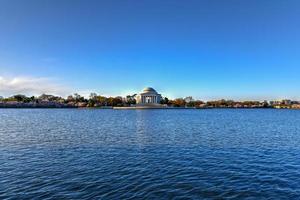 jefferson memorial und kirschblüten am gezeitenbecken im frühling in washington, dc. foto