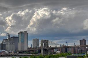 Blick auf die Skyline von New York City von Brooklyn Heights. foto