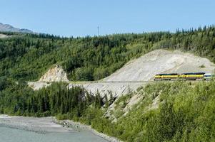 Alaska Railroad fährt an einem hellen Sommertag durch Alaska foto