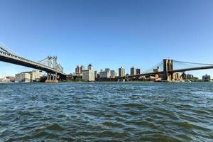 Panoramablick auf die Manhattan Bridge und die Brooklyn Bridge von der Ostseite von Manhattan, New York aus gesehen. foto