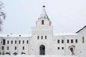 das kloster ipatiev, ein männliches kloster, liegt am ufer des flusses kostroma direkt gegenüber der stadt kostroma, russland im winter. foto