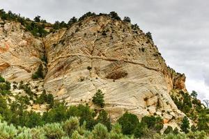 felsformationen entlang der johnson canyon road in utah, usa. foto