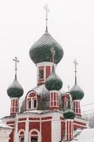 die kirche von alexander newski und die wladimir-kathedrale in pereslawl-zalesskiy, gebiet jaroslawl, russland foto