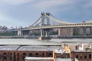 blick auf die skyline von nyc und die manhattan bridge von der brooklyn bridge im sommer. foto