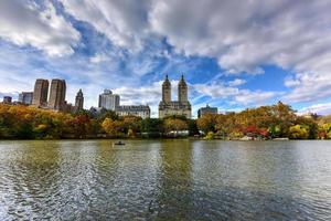 Blick auf den Central Park über dem See in New York City im Herbst. foto