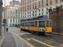 mailand, italien - 18. märz 2018 - straßenauto, das an einem bewölkten tag durch die straßen von mailand, italien fährt. foto