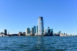 Blick auf die Skyline von Jersey City an einem Sommertag. foto