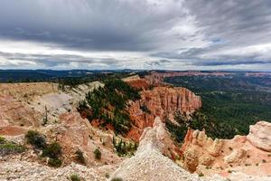 Regenbogenpunkt im Bryce-Canyon-Nationalpark in Utah, Vereinigte Staaten. foto