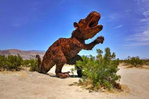 borrego spring, ca - 12. juli 2020 - metallskulptur eines dinosauriers im freien, in der nähe des anza-borrego desert state park. foto